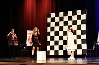 Bild: Theatergruppe des Salza-Gymnasiums feierte umjubelte Premiere mit ihren St&uuml;ck Alice im ANDERLAND, frei nach Lewis Carrol.