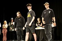 Bild: Theatergruppe des Salza-Gymnasiums feierte umjubelte Premiere mit ihren St&uuml;ck Alice im ANDERLAND, frei nach Lewis Carrol.