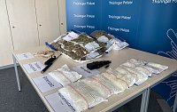 Bild: Marihuana, Crystal, ein St&ouml;rsender, ein Teleskopschlagstock und fast 29.000 Euro wurden beim inhaftierten gefunden