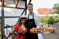 Bild: Kulinarische Gen&uuml;sse aus der Natur, stellte das Team "Wildrausch" seinen G&auml;sten im Garten des Apothekenmuseums in Bad Langensalza vor