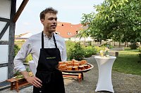 Bild: Kulinarische Gen&uuml;sse aus der Natur, stellte das Team "Wildrausch" seinen G&auml;sten im Garten des Apothekenmuseums in Bad Langensalza vor
