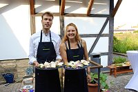 Bild: Kulinarische Gen&uuml;sse aus der Natur, stellte das Team "Wildrausch" seinen G&auml;sten im Garten des Apothekenmuseums in Bad Langensalza vor