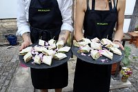 Bild: Kulinarische Gen&uuml;sse aus der Natur, stellte das Team "Wildrausch" seinen G&auml;sten im Garten des Apothekenmuseums in Bad Langensalza vor