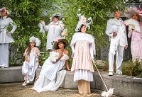 Ein gnadenlos schickes Theater streichelt auf der Bühne im Arboretum die Augen der Gäste Bild: Ein gnadenlos schickes Theater streichelt auf der Bühne im Arboretum die Augen der Gäste