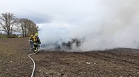 Bild: Kleinbus brannte an einem Feld bei Rockensu&szlig;ra vollkommen aus