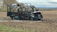 Bild: Kleinbus brannte an einem Feld bei Rockensu&szlig;ra vollkommen aus