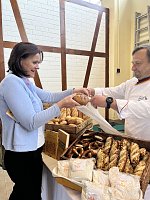 Handwerkeraktionstag in Sondershausen - Landrätin Antje Hochwind-Schneider und Brotsommelier Nico Heise Bild: Handwerkeraktionstag in Sondershausen - Landrätin Antje Hochwind-Schneider und Brotsommelier Nico Heise