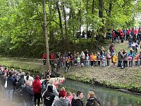 Menschen und Enten am und im Wasser Bild: Menschen und Enten am und im Wasser