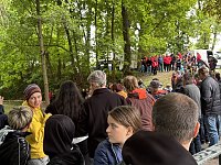 Menschen und Enten am und im Wasser Bild: Menschen und Enten am und im Wasser