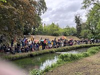 Menschen und Enten am und im Wasser Bild: Menschen und Enten am und im Wasser
