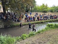 Menschen und Enten am und im Wasser Bild: Menschen und Enten am und im Wasser