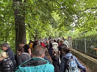 Menschen und Enten am und im Wasser Bild: Menschen und Enten am und im Wasser