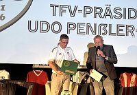 Bild: TFV-Pr&auml;sident Udo Pen&szlig;ler-Beyer gratuliert im Namen des DFB
