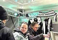 Bild: Die Frauenmannshcfat sorgte vor dem Kino f&uuml;r die ausreichende Getr&auml;nkeversorgung