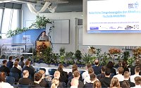 Zeugnisübergabe für die "fertigen" Azubis am Berufsschulcampus in Mühlhausen. Bild: Zeugnisübergabe für die "fertigen" Azubis am Berufsschulcampus in Mühlhausen.