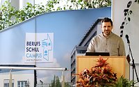Zeugnisübergabe für die "fertigen" Azubis am Berufsschulcampus in Mühlhausen. Bild: Zeugnisübergabe für die "fertigen" Azubis am Berufsschulcampus in Mühlhausen.