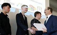 Zeugnisübergabe für die "fertigen" Azubis am Berufsschulcampus in Mühlhausen. Bild: Zeugnisübergabe für die "fertigen" Azubis am Berufsschulcampus in Mühlhausen.