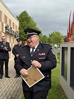 Bild: Ehrung der Alterskameraden - Feuerwehrstele vor dem Barbaraheim M&uuml;hlhausen