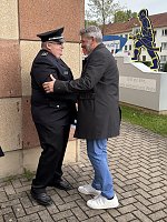 Bild: Ehrung der Alterskameraden - Feuerwehrstele vor dem Barbaraheim M&uuml;hlhausen