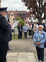 Bild: Ehrung der Alterskameraden - Feuerwehrstele vor dem Barbaraheim M&uuml;hlhausen
