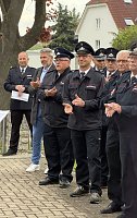 Bild: Ehrung der Alterskameraden - Feuerwehrstele vor dem Barbaraheim M&uuml;hlhausen