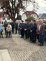 Bild: Ehrung der Alterskameraden - Feuerwehrstele vor dem Barbaraheim M&uuml;hlhausen