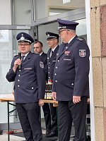 Bild: Ehrung der Alterskameraden - Feuerwehrstele vor dem Barbaraheim M&uuml;hlhausen