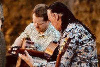 Bild: Lulo Reinhardt & Brise Manouche im Kreuzgang des Augustinerklosters in  Bad Langensalza