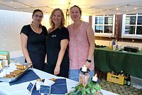 Bild: Das Miraki Team versorgte die G&auml;ste mit K&ouml;stlichkeiten beim Lulo Reinhardt & Brise Manouche-Konzert  im Kreuzgang des Augustinerklosters in  Bad Langensalza