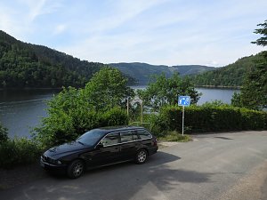 Blick aus dem Hotel auf den Stausee