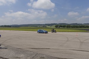 Bremstest: Pkw gegen Motorrad: Eine echte &Uuml;berraschung: der Golf bremste mit 23,2 Meter klar besser als die BMW 1200 GS.