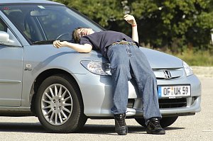 Harter Aufprall trotz Verbesserungen: Fußgänger prallen bei Unfällen mit Autos immer noch gegen harte Strukturen wie die Haubenvorderkante oder das Motorhaubenschloss