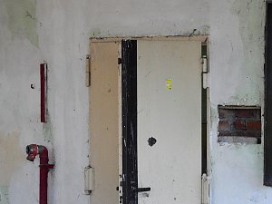 Peter Blei in den Ruinen der Schuhfabrik in Wiehe