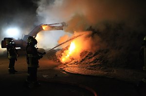 Holz brennt an Landkreisgrenze