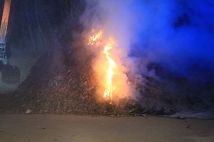 Holz brennt an Landkreisgrenze