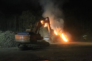 Holz brennt an Landkreisgrenze
