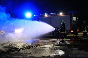 Holz brennt an Landkreisgrenze