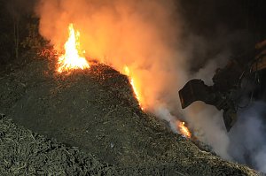 Holz brennt an Landkreisgrenze