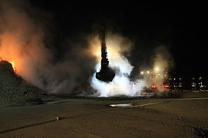 Holz brennt an Landkreisgrenze