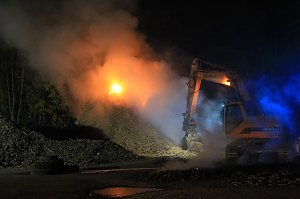 Holz brennt an Landkreisgrenze