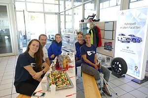 Autos an THC-M&auml;dels &uuml;bergeben