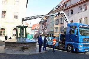 Brunnenabdeckung und Fr&uuml;hjahrsputz vorm Rathaus