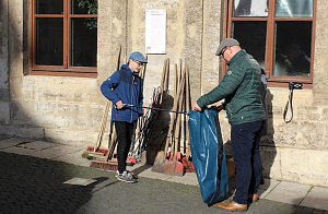 Brunnenabdeckung und Fr&uuml;hjahrsputz vorm Rathaus