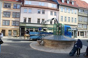 Brunnenabdeckung und Fr&uuml;hjahrsputz vorm Rathaus