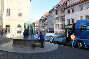 Brunnenabdeckung und Fr&uuml;hjahrsputz vorm Rathaus