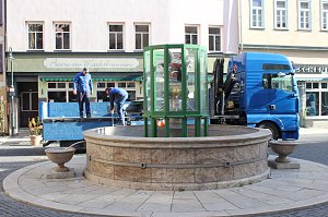 Brunnenabdeckung und Fr&uuml;hjahrsputz vorm Rathaus