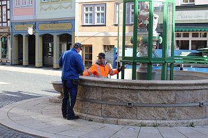Brunnenabdeckung und Fr&uuml;hjahrsputz vorm Rathaus