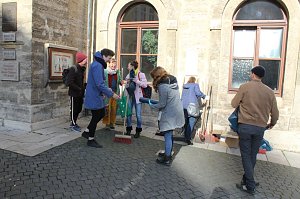 Brunnenabdeckung und Fr&uuml;hjahrsputz vorm Rathaus
