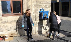Brunnenabdeckung und Fr&uuml;hjahrsputz vorm Rathaus