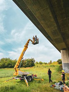 BUND baut Nisthilfen unter Br&uuml;cken an